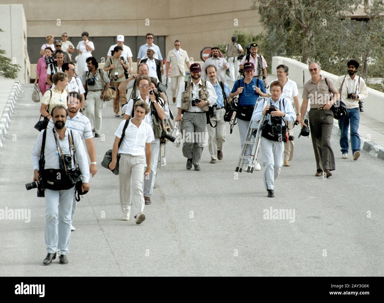 Pressefotografen bereiten sich darauf vor, TRH Prince und Princess of Wales in Katar 1986 zu fotografieren Stockfoto