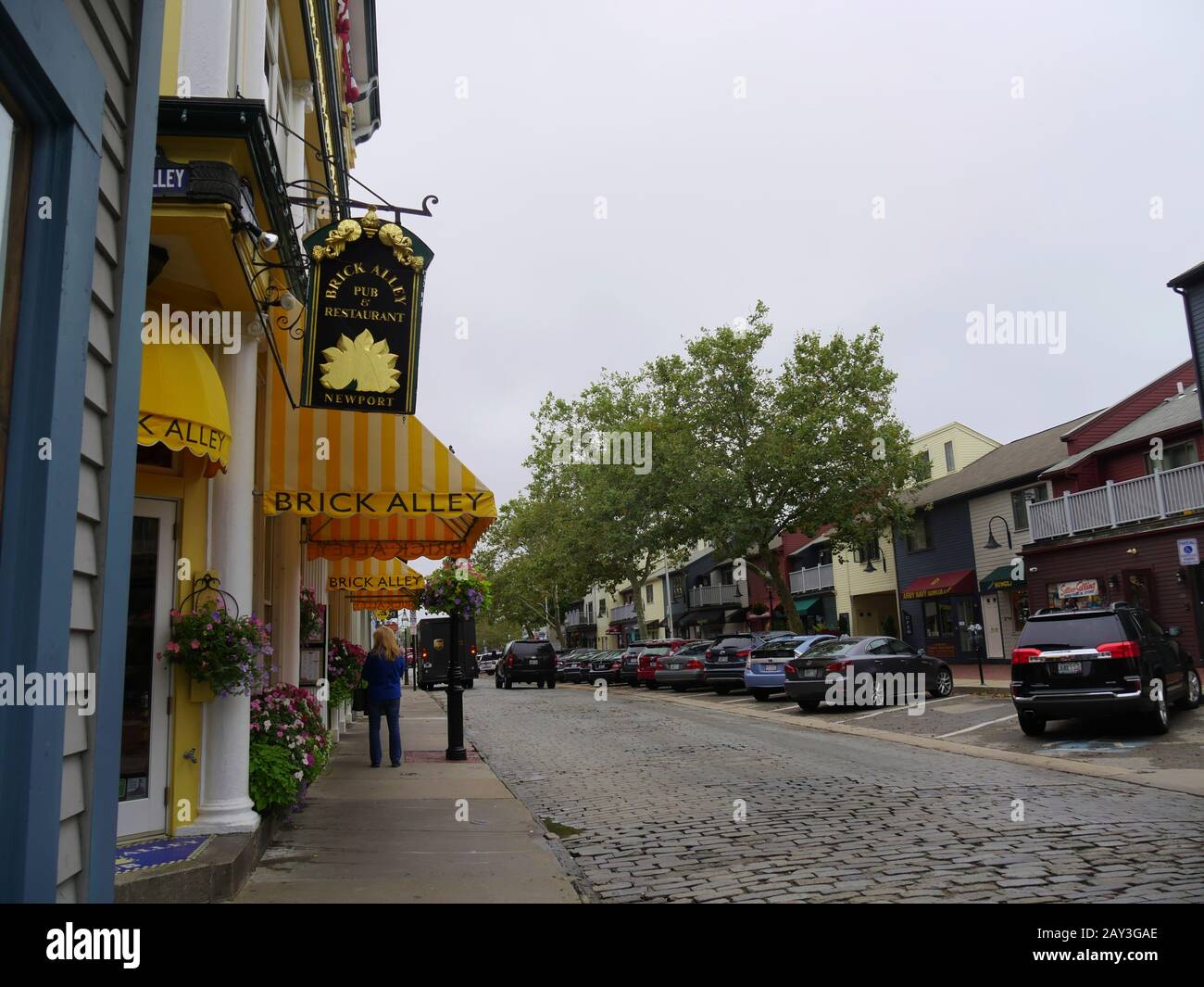 Newport, Rhode Island-September 2017: Bunte Geschäfte und Restaurants entlang der Kopfsteinpflastersteinstraße von Thames in Newport. Stockfoto