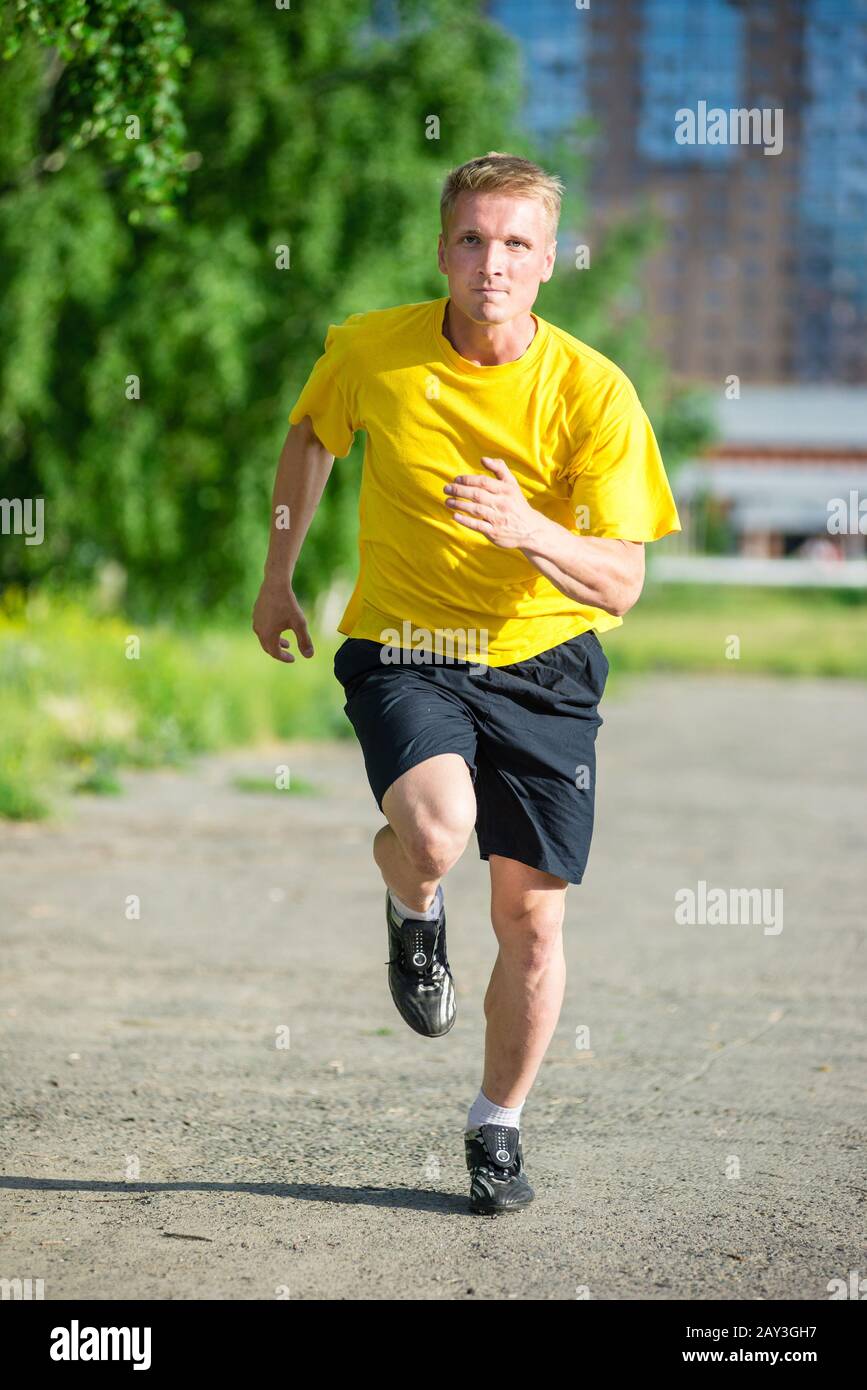 Sportlichen Mann Joggen im Stadtpark Straße. Outdoor-Fitness. Stockfoto