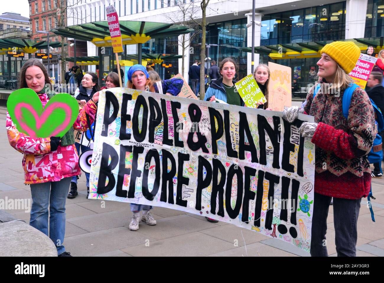 Junge Leute Lobby für Maßnahmen zur Verhinderung des Klimawandels beim Manchester Youth Strike 4 Klimaprotest am 14. Februar 2020 in Manchester, Großbritannien. Die Organisatoren sagen: "Sudent Climate Network (UKSCN) ist eine Gruppe von meist unter 18-Jährigen, die auf die Straße gehen, um gegen die fehlende Aktion der Regierung in der Klimakrise zu protestieren. Wir mobilisieren beispiellose Studentenzahlen, um eine starke Bewegung zu schaffen und eine Botschaft zu senden, dass wir es leid sind, ignoriert zu werden." Stockfoto