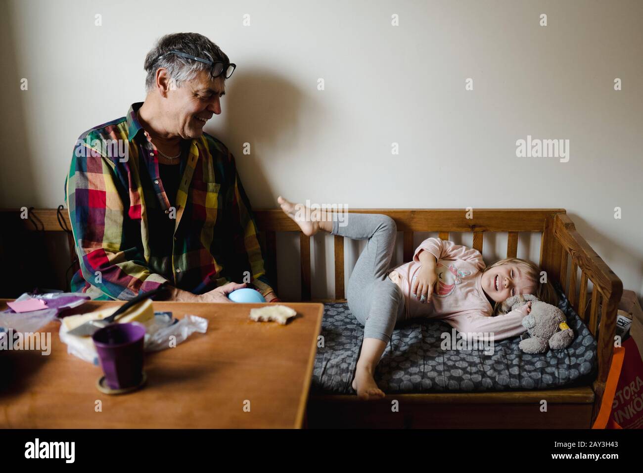 Großvater und Enkelin Spaß zusammen Stockfoto