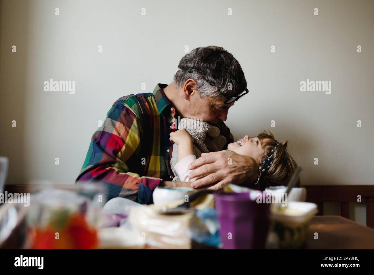 Großvater mit Enkelin spielen Stockfoto