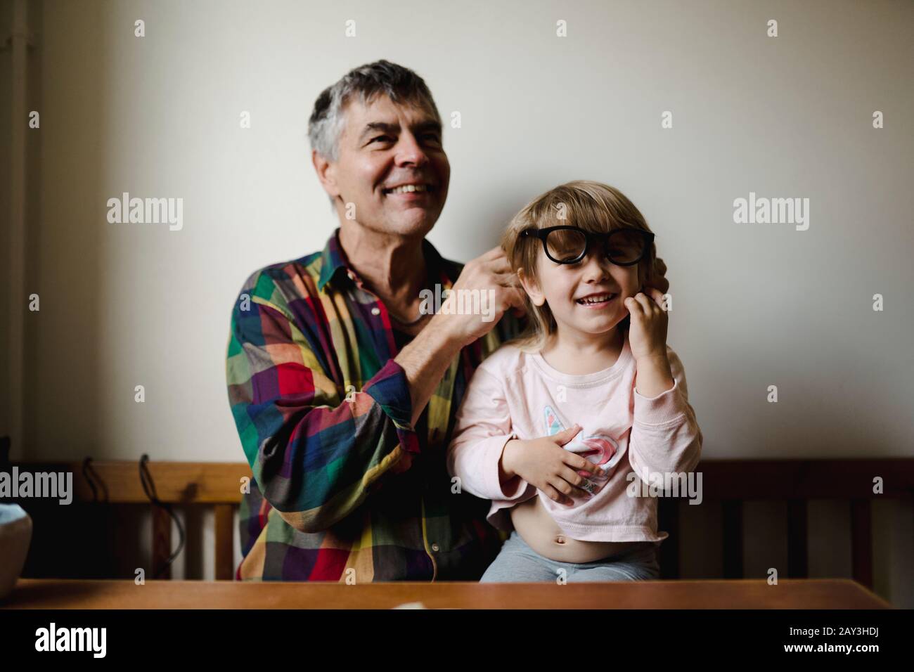 Großvater mit Enkelin Stockfoto