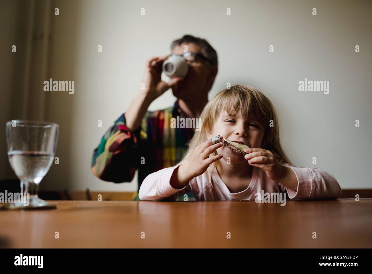 Mädchen am Tisch essen Stockfoto