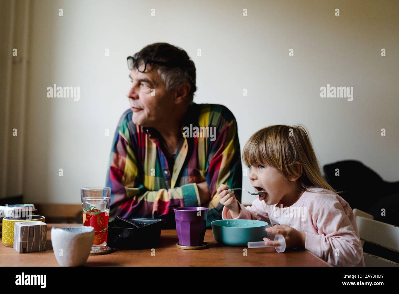 Großvater mit Enkelin am Tisch Stockfoto