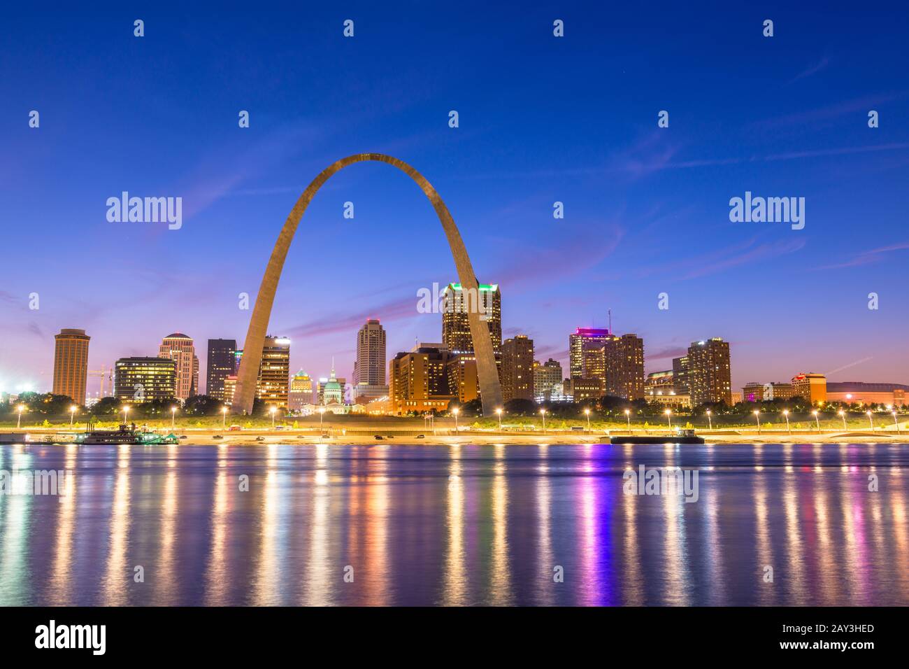St. Louis, Missouri, USA downtown Stadtbild auf dem Mississippi Fluss in der Dämmerung. Stockfoto