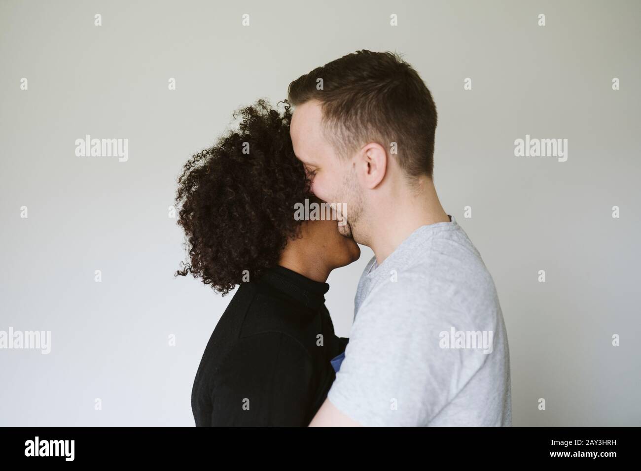 Multiethnische Paare zusammen Stockfoto