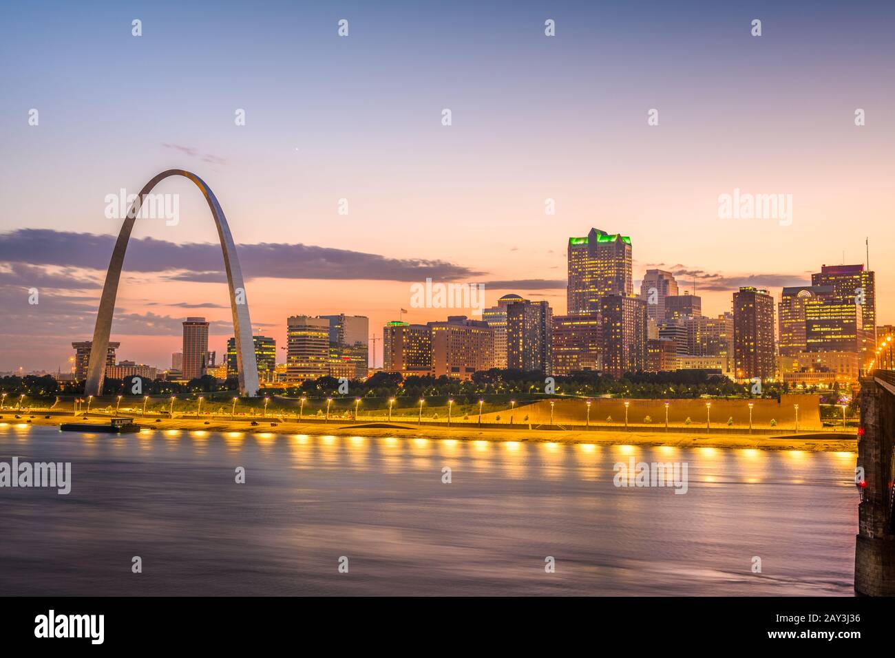 St. Louis, Missouri, USA downtown Stadtbild auf dem Mississippi Fluss in der Dämmerung. Stockfoto