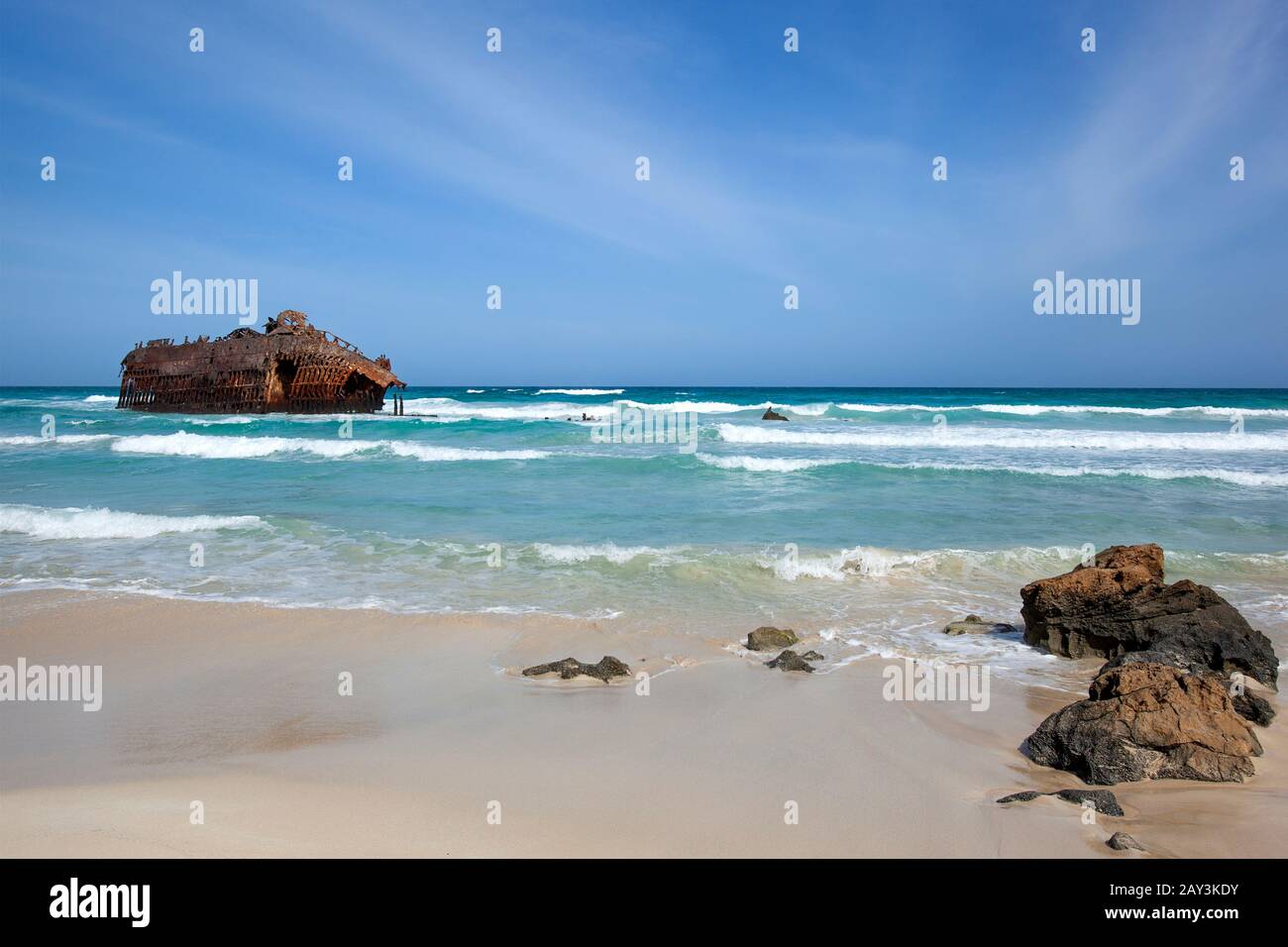 Rustiges Schiffswrack in der Nähe des Strandes und eines blauen Atlantiks in Cabo Santa Maria auf Boa Vista in Kap Verde Stockfoto