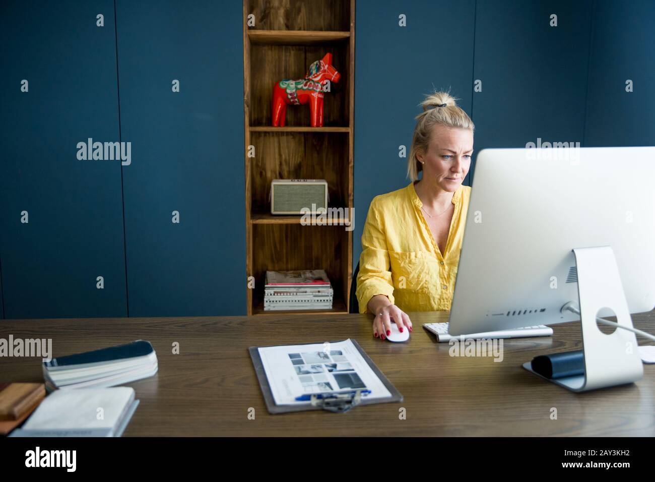 Frau im Büro mit computer Stockfoto