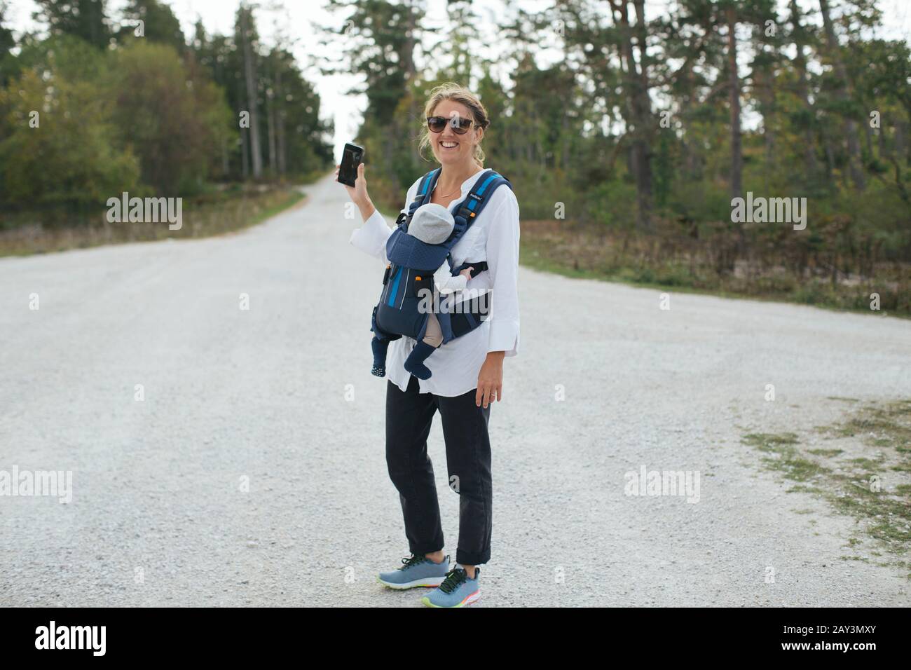 Lächelnde Frau mit Baby Stockfoto