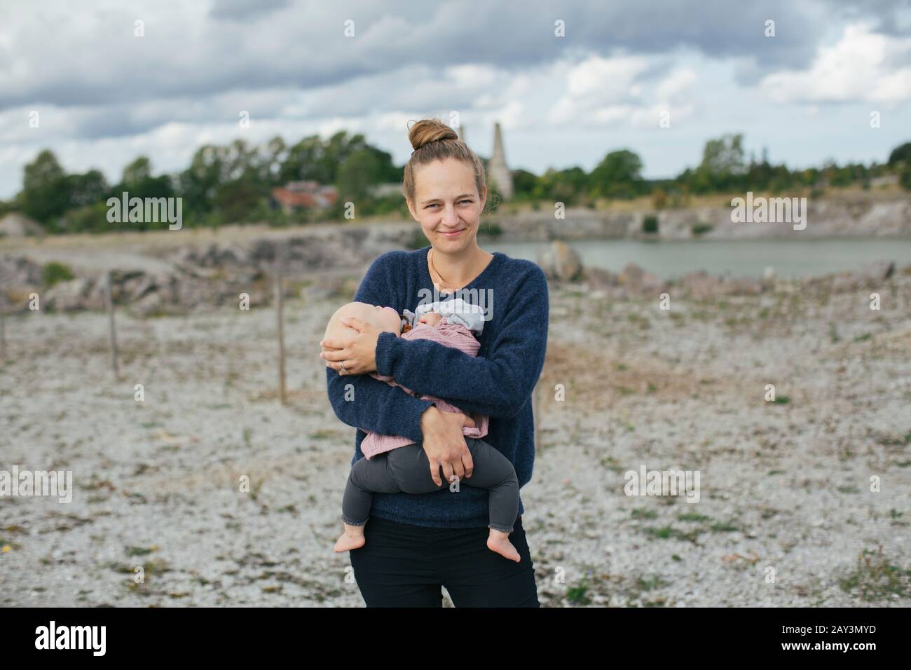 Lächelnde Frau mit Baby Stockfoto