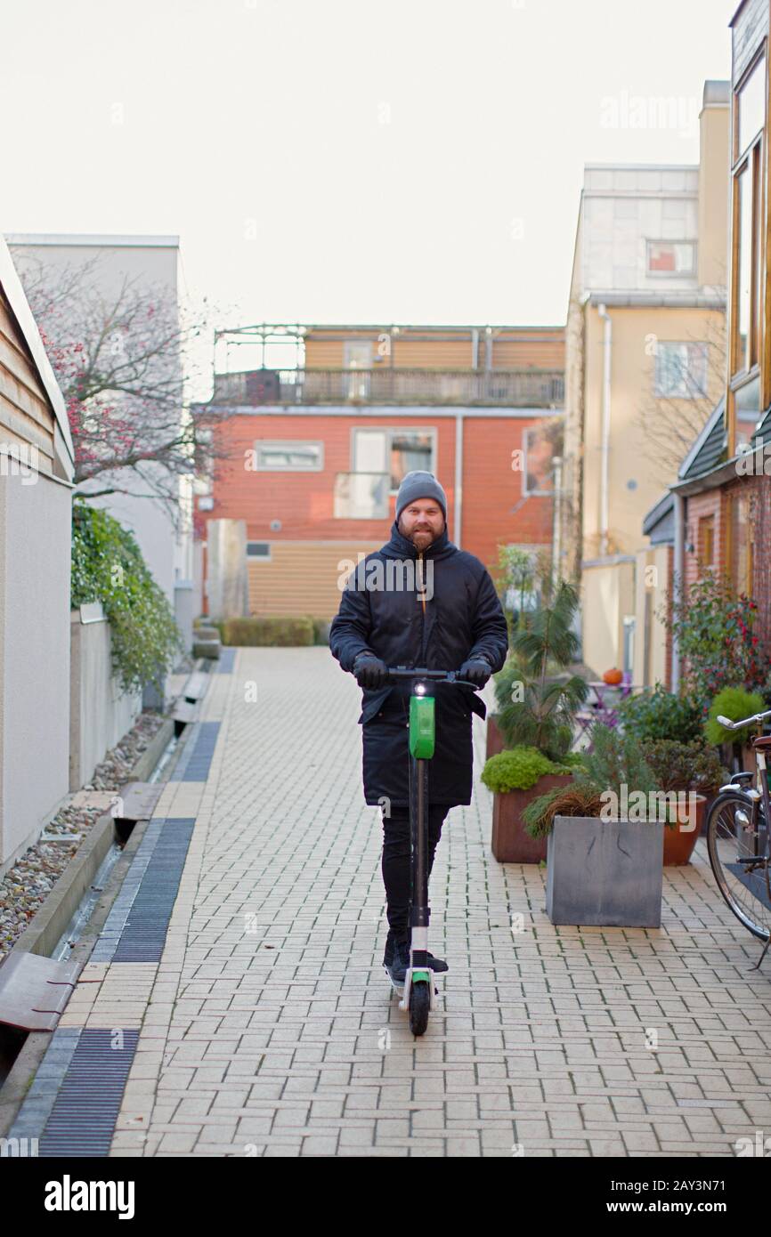 Mann auf elektrischem Roller Stockfoto