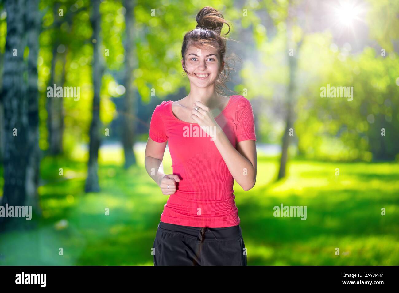 Läufer - Frau läuft draußen im grünen park Stockfoto