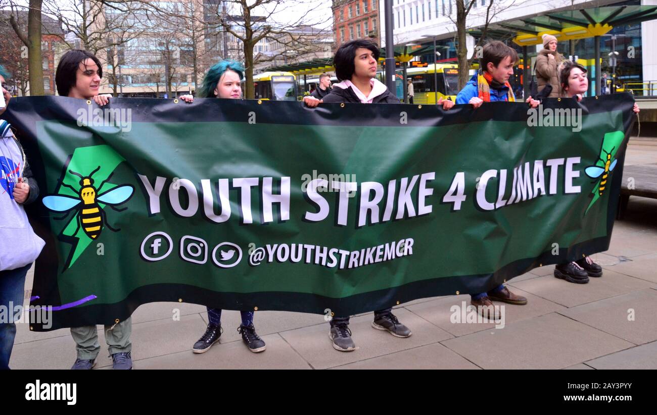 Junge Leute Lobby für Maßnahmen zur Verhinderung des Klimawandels beim Manchester Youth Strike 4 Klimaprotest am 14. Februar 2020 in Manchester, Großbritannien. Die Organisatoren sagen: "Sudent Climate Network (UKSCN) ist eine Gruppe von meist unter 18-Jährigen, die auf die Straße gehen, um gegen die fehlende Aktion der Regierung in der Klimakrise zu protestieren. Wir mobilisieren beispiellose Studentenzahlen, um eine starke Bewegung zu schaffen und eine Botschaft zu senden, dass wir es leid sind, ignoriert zu werden." Stockfoto