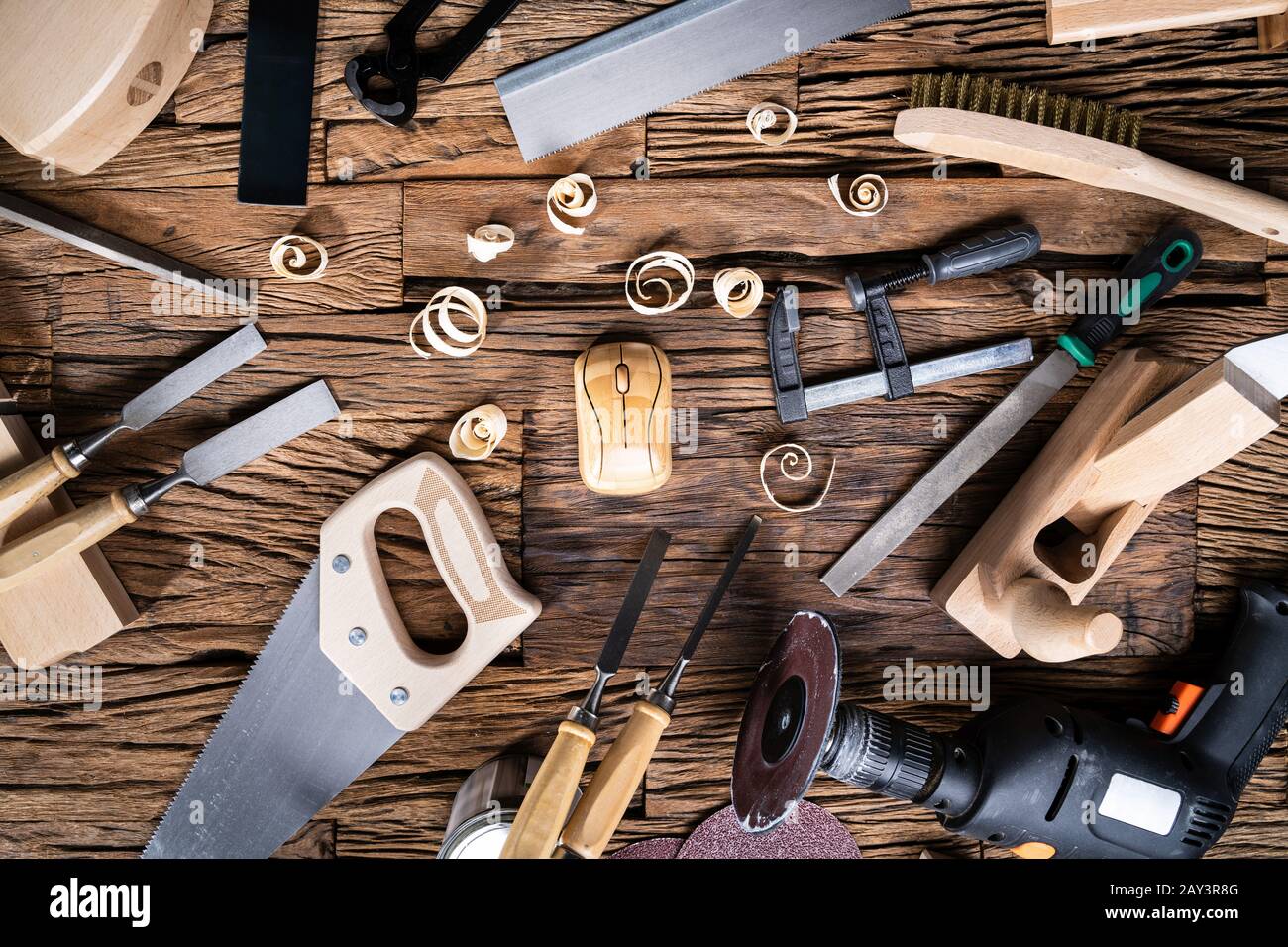 Fertige Holzmaus Und Verschiedene Carpenter Tools Vom Toolkit Legend On Desk Stockfoto