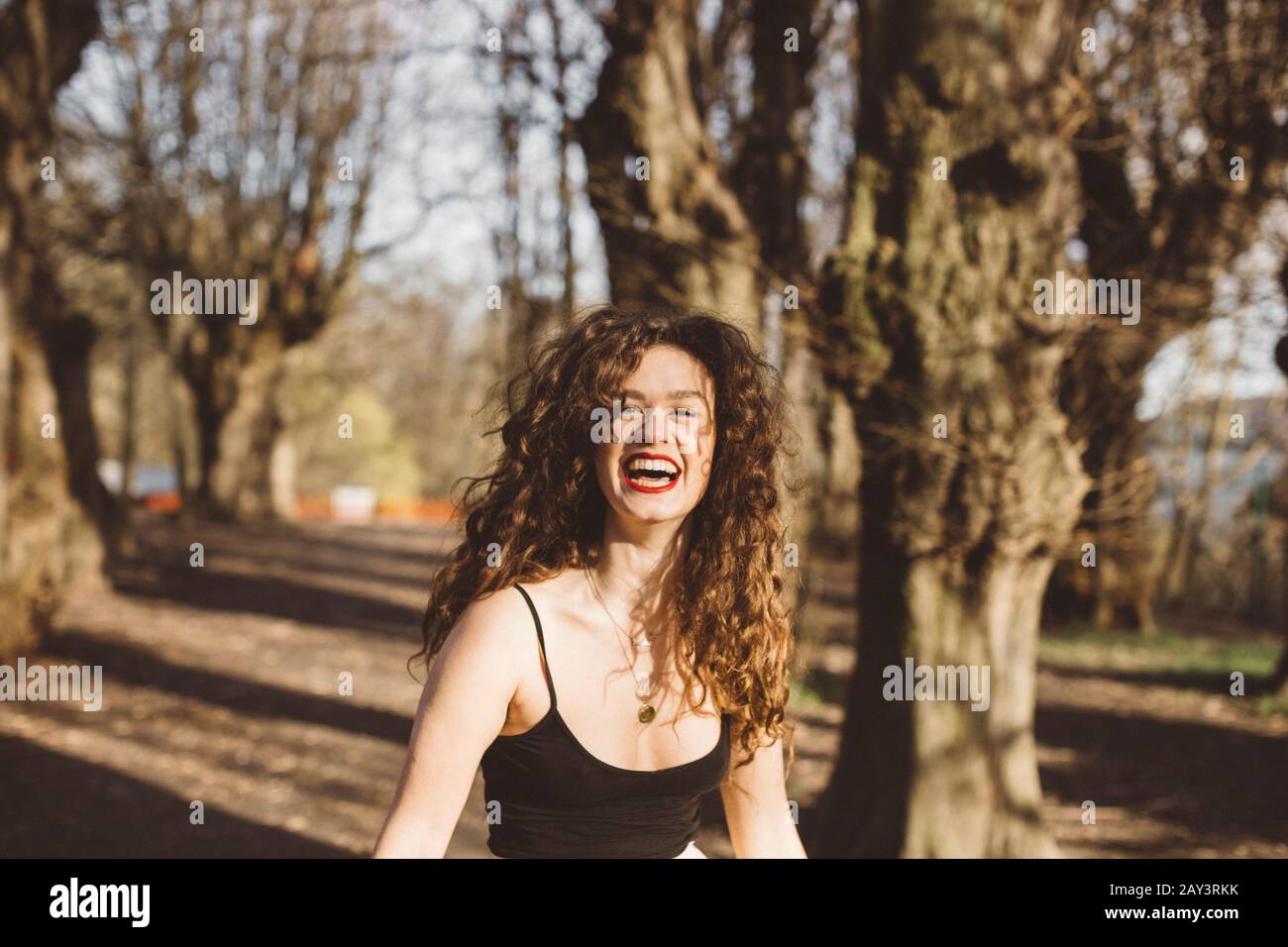 Glückliche Frau Blick in die Kamera Stockfoto