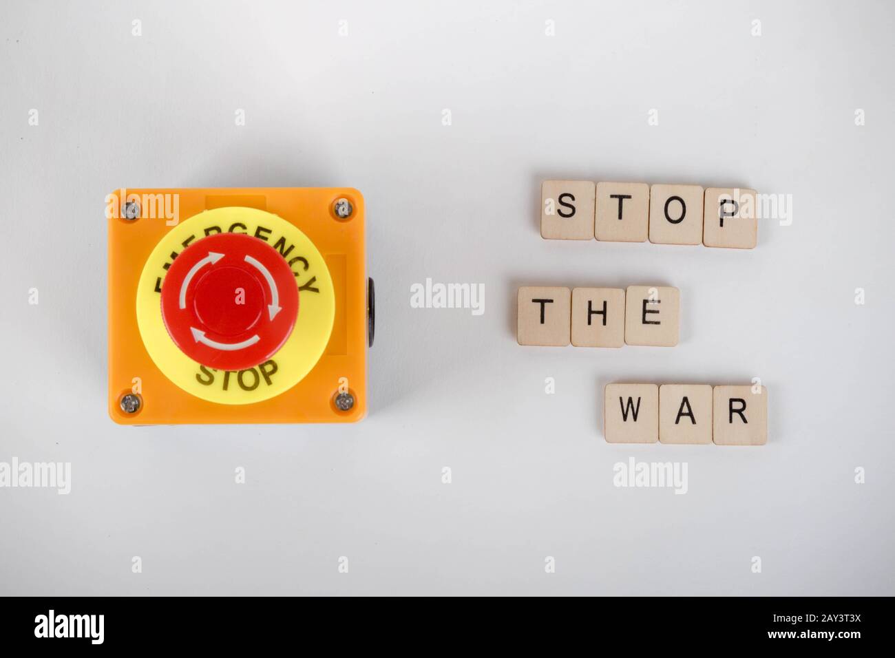 Ein industrieller Not-Aus-Schalter mit einem Schild mit der Anzeige "Stop The war" Stockfoto