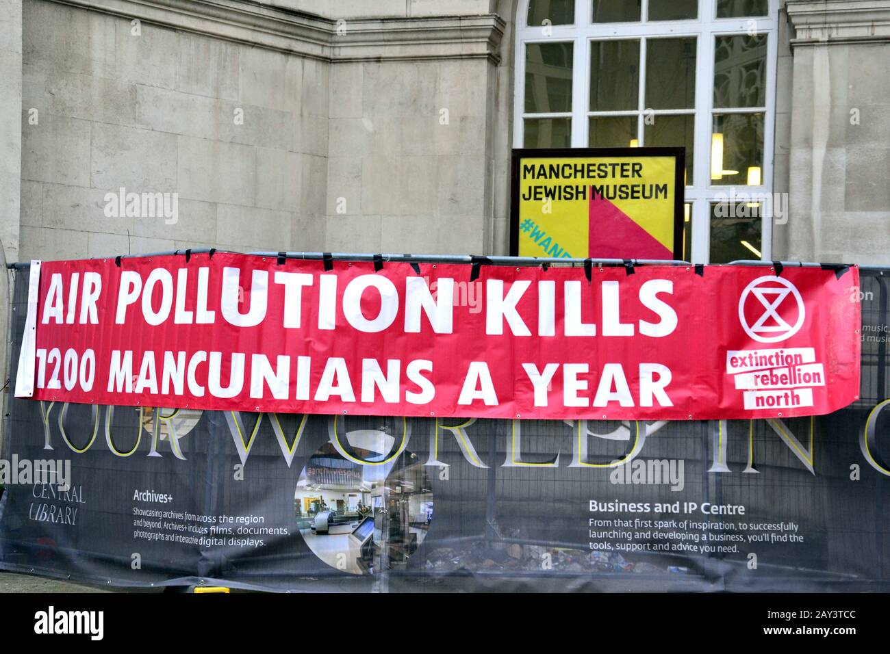Ein Banner protestiert gegen Luftverschmutzung, da junge Leute beim "Manchester Youth Strike 4 Climate Protest" am 14. Februar 2020 in Manchester, Großbritannien, für Maßnahmen zur Verhinderung des Klimawandels Lobbyarbeit machen. Die Organisatoren sagen: "Sudent Climate Network (UKSCN) ist eine Gruppe von meist unter 18-Jährigen, die auf die Straße gehen, um gegen die fehlende Aktion der Regierung in der Klimakrise zu protestieren. Wir mobilisieren beispiellose Studentenzahlen, um eine starke Bewegung zu schaffen und eine Botschaft zu senden, dass wir es leid sind, ignoriert zu werden." Stockfoto
