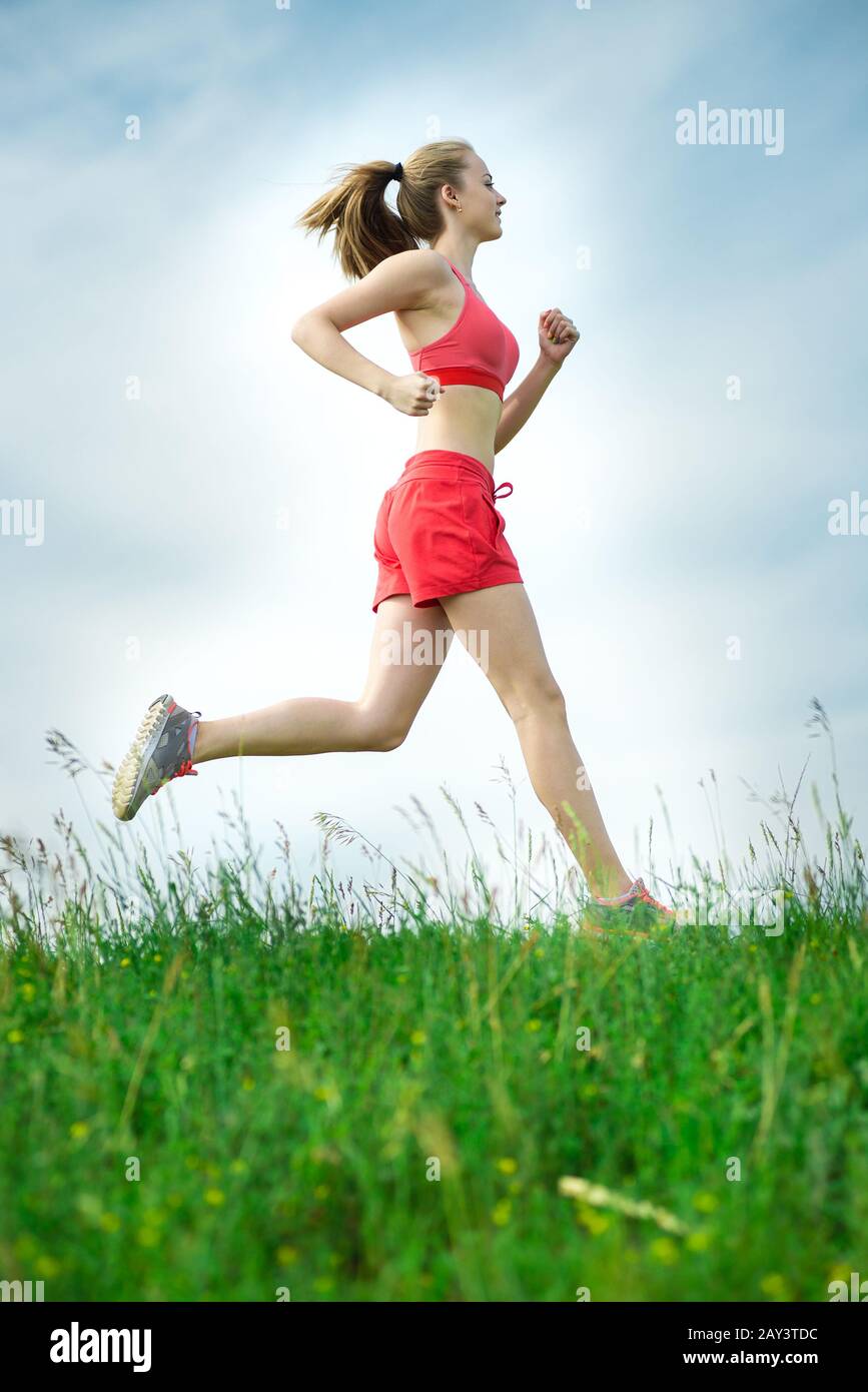 Junge Frau läuft Sommer park Landstraße. Outdoor Übungen. Stockfoto