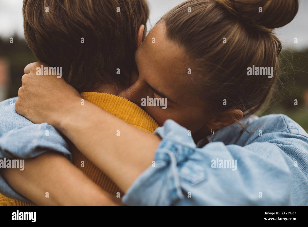 Weibliches Paar umarmt Stockfoto