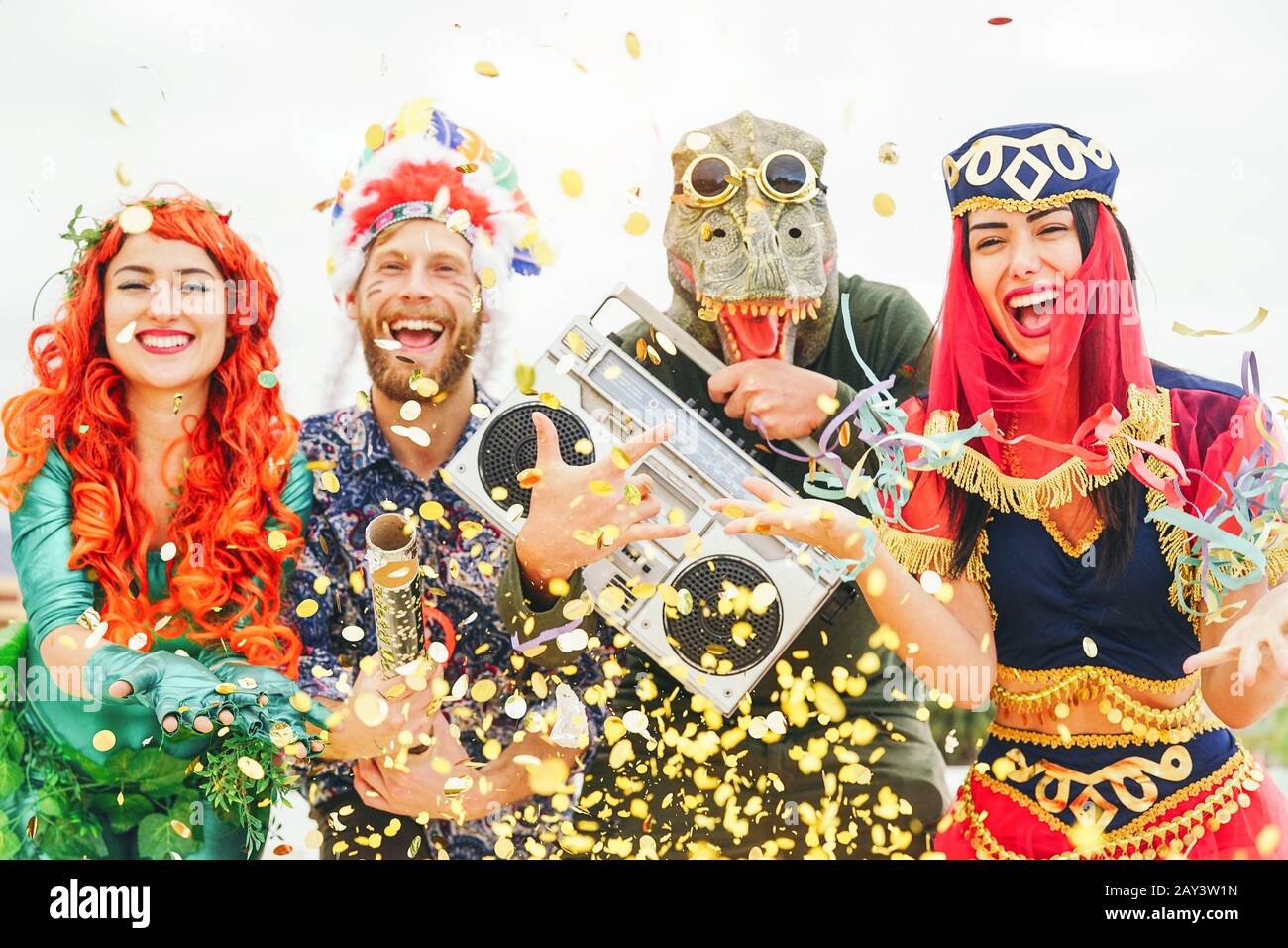 Fröhliche Freunde feiern Karnevalsparty im Freien Junge Verrückte