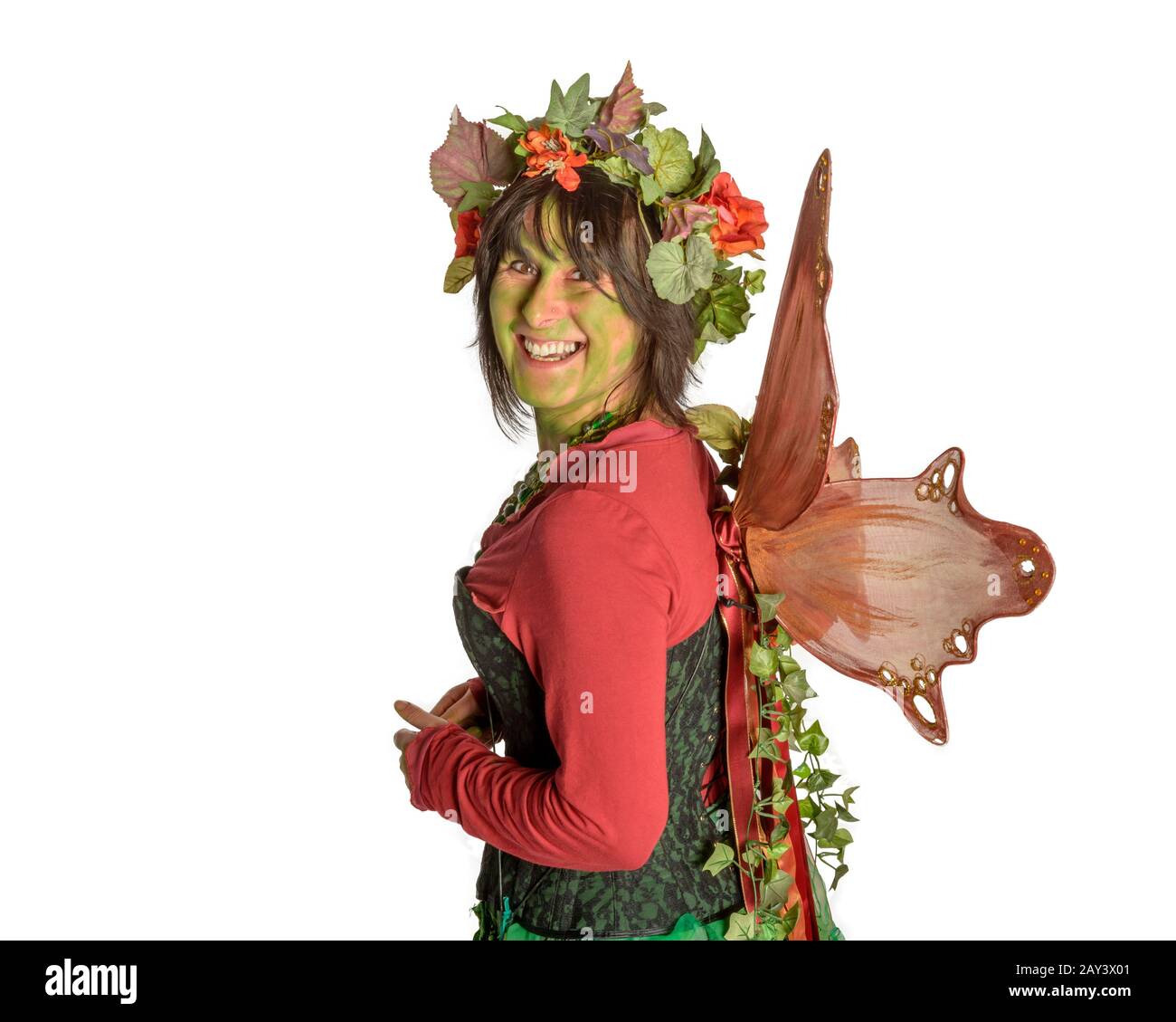Kostümierte Frau mit Flügeln auf dem Hastings Traditional Jack im Green Festival. Hastings. East Sussex. England. GROSSBRITANNIEN Stockfoto