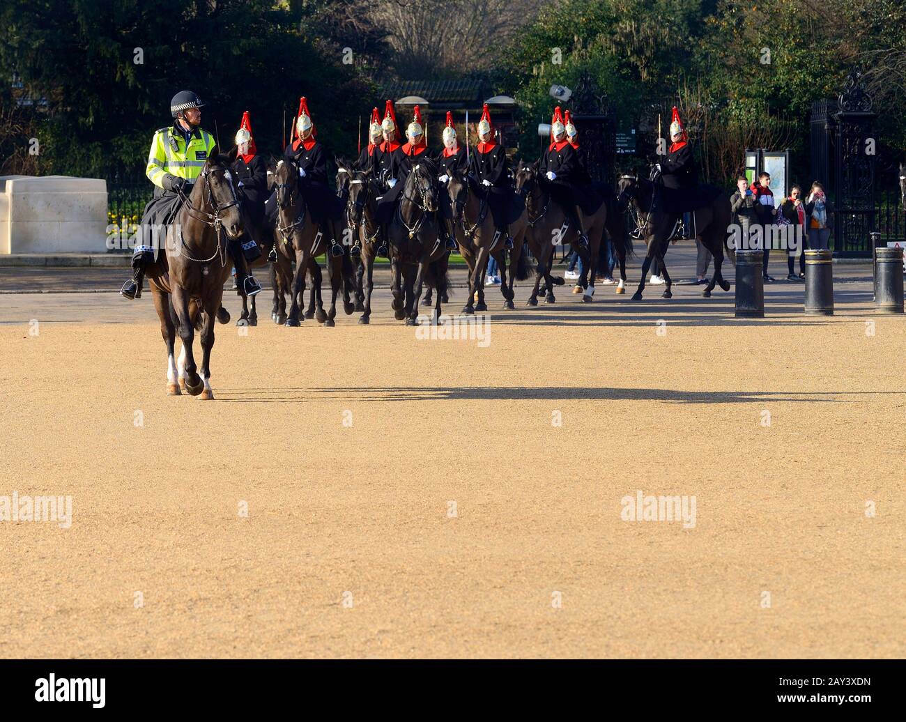 London, England, Großbritannien. 11:00 Uhr täglicher Wachwechsel bei der Parade der Pferdegarde. Blues und Royals (Household Cavalry) ankommend Stockfoto