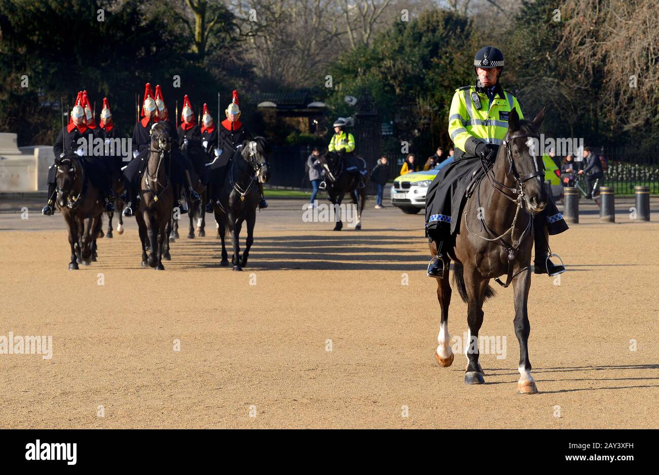 London, England, Großbritannien. 11:00 Uhr täglicher Wachwechsel bei der Parade der Pferdegarde. Blues und Royals (Household Cavalry) Stockfoto