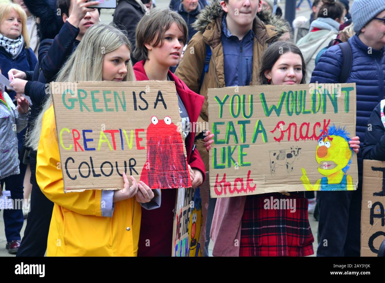 Junge Leute Lobby für Maßnahmen zur Verhinderung des Klimawandels beim Manchester Youth Strike 4 Klimaprotest am 14. Februar 2020 in Manchester, Großbritannien. Die Organisatoren sagen: "Sudent Climate Network (UKSCN) ist eine Gruppe von meist unter 18-Jährigen, die auf die Straße gehen, um gegen die fehlende Aktion der Regierung in der Klimakrise zu protestieren. Wir mobilisieren beispiellose Studentenzahlen, um eine starke Bewegung zu schaffen und eine Botschaft zu senden, dass wir es leid sind, ignoriert zu werden." Stockfoto
