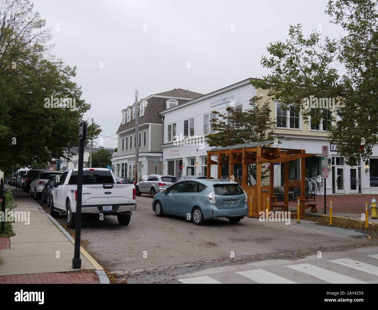 Newport, Rhode Island - September 2017: Street View Fotografie von Newport, mit Autos Stockfoto