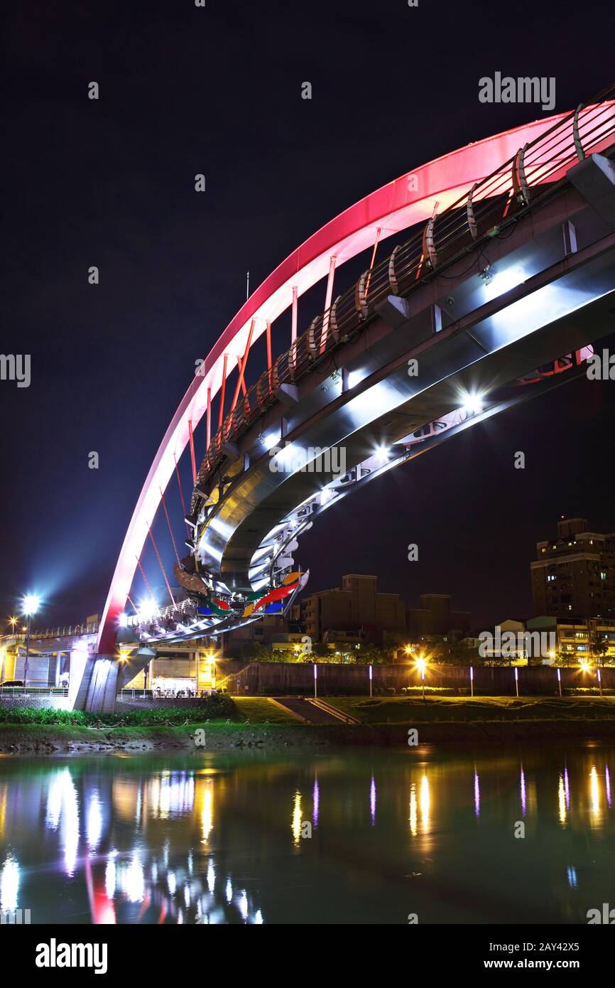 Brücke bei Nacht in Taipeh Stockfoto