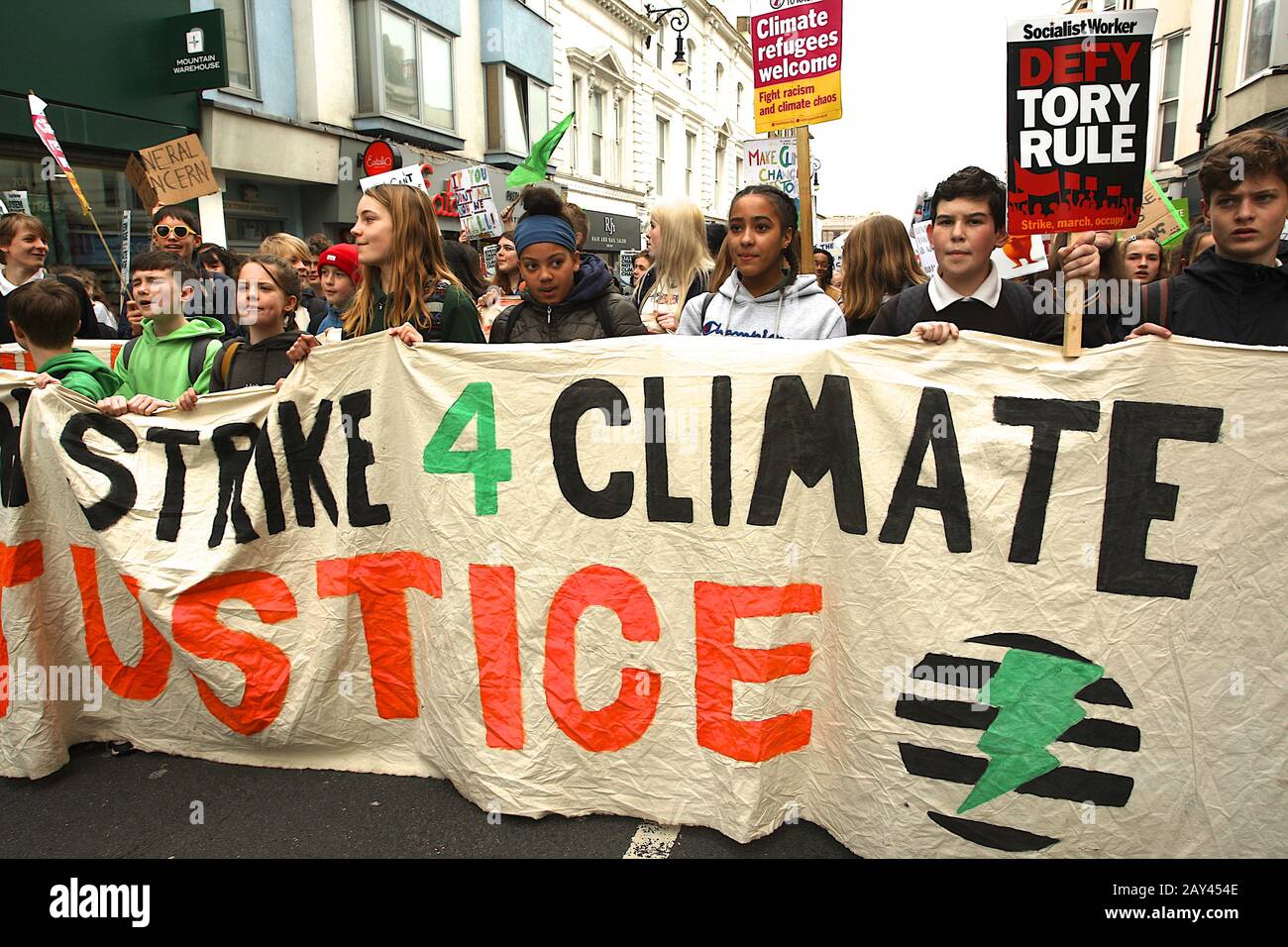 Brighton, Großbritannien, 14. Februar 2020, Hunderte von Schulkindern streiken von der Schule, um Umweltgerechtigkeit zu fordern und den Temperaturanstieg zu stoppen. Stockfoto