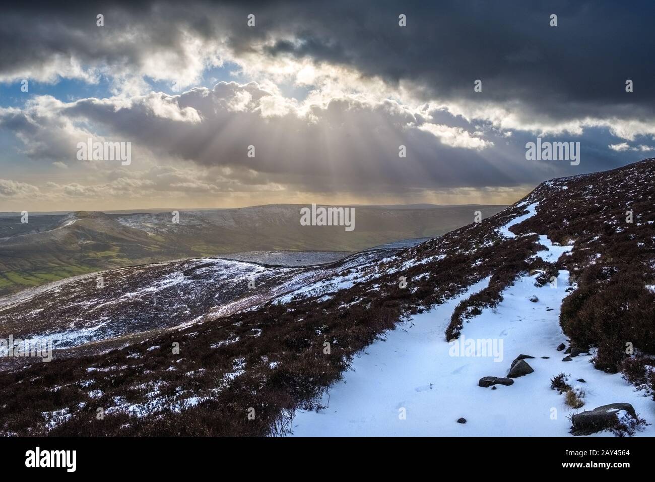 Sonnenlicht bricht an einem Winternachmittag durch Wolken. Kinder Scout, Peak District National Park, Großbritannien Stockfoto