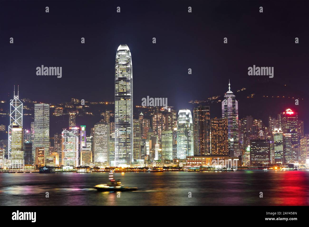 Hafen von Hongkong bei Nacht Stockfoto