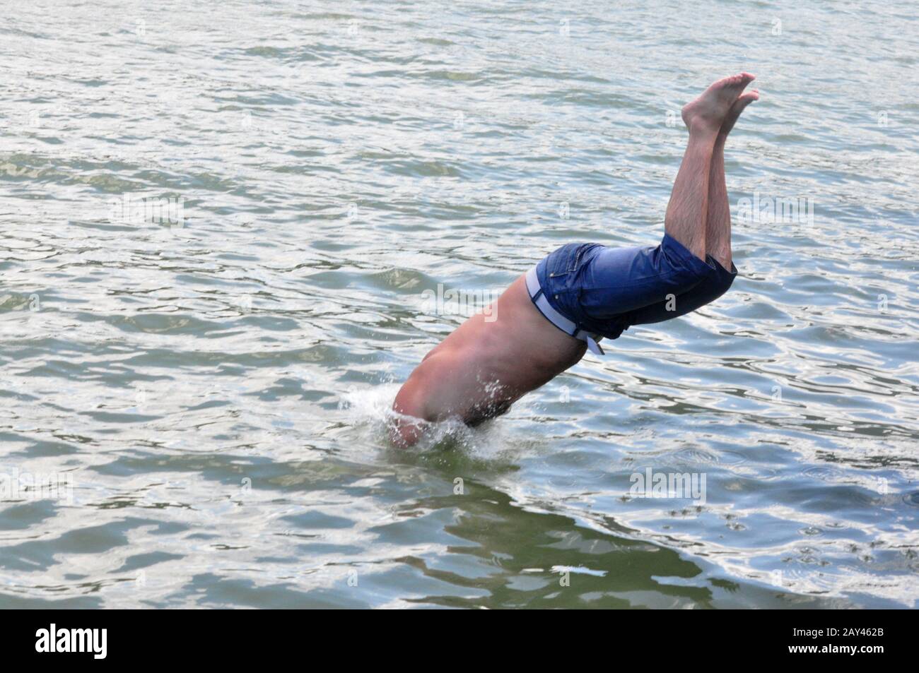 Mann-Sprung ins Wasser Stockfoto