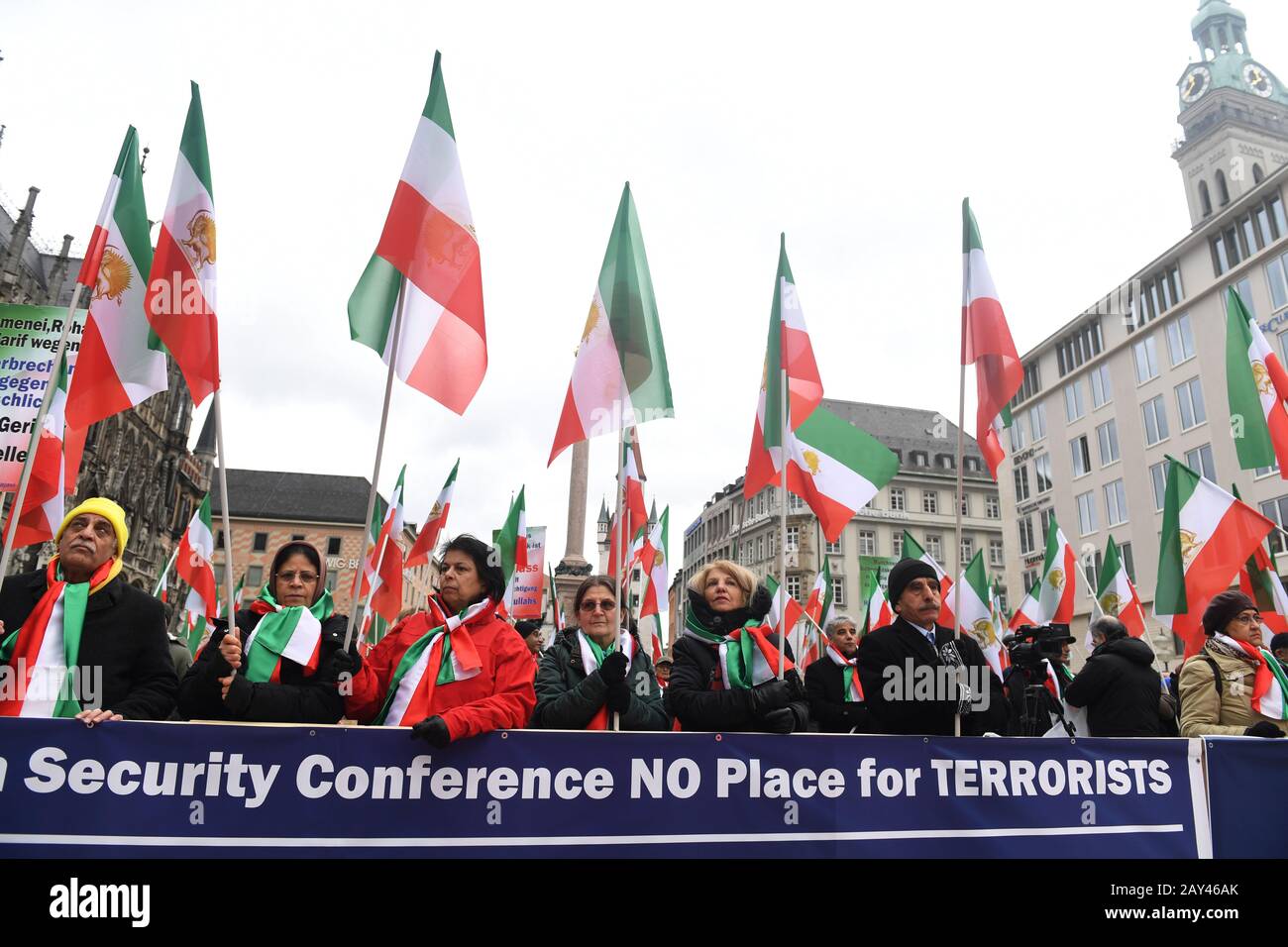 München, Deutschland. Februar 2020. Demonstranten protestieren auf dem Marienplatz gegen die Teilnahme des iranischen Außenministers Sarif an der Münchner Sicherheitskonferenz. Ein Plakat lautet "Sicherheitskonferenz kein Platz für Terroristen". Die deutsch-iranische Gesellschaft in Bayern und der demokratische iranische Widerstand NWRI hatten die Demonstration gefordert. Kredit: Felix Hörhager / dpa / Alamy Live News Stockfoto