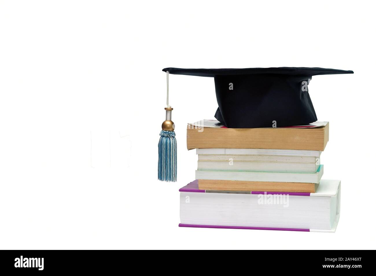 Graduierungskappe auf einem Stapel Bücher Stockfoto