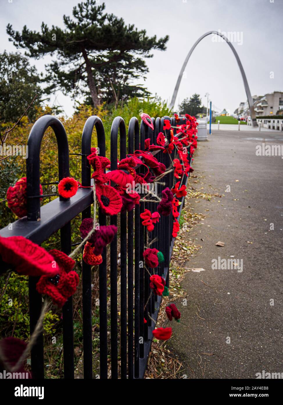 Dezember 2019 Folkestone, Kent, Großbritannien. Foto des Gedenkbogens zum 1. Weltkrieg und Gestrickte Mohn auf der Straße der Erinnerung. Stockfoto