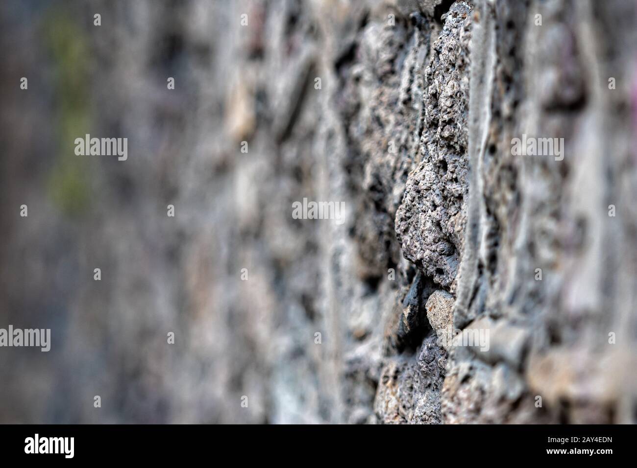 Wandhintergrundstruktur aus Maurermauerwerk Nahaufnahme, selektiver Fokus - Bild Stockfoto