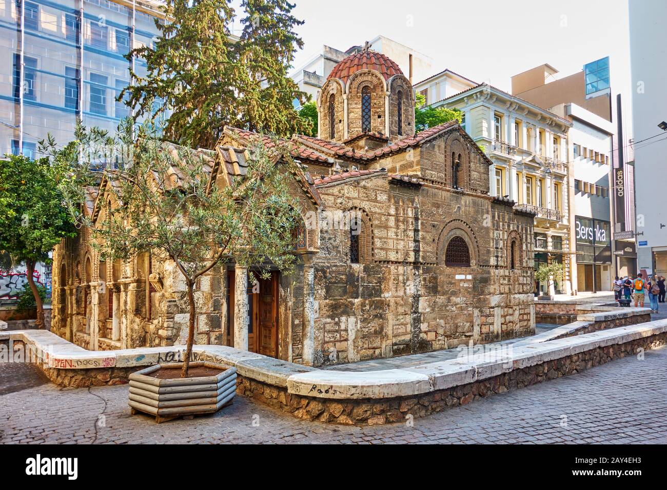 Athen, Griechenland - 21. September 2019: Alte orthodoxe Kirche von Panaghia Kapnikarea in Athen Stockfoto
