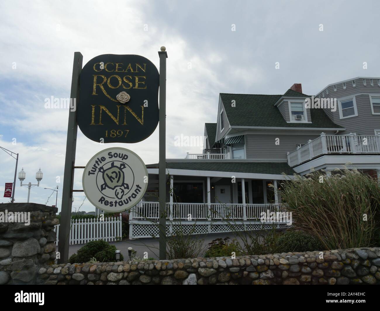 Narragansett, Rhode Island-September 2017: Mittlere Nähe des Schildes im Ocean Rose Inn, eines der Hotels, das einen Meerblick in Narragansett bietet. Stockfoto