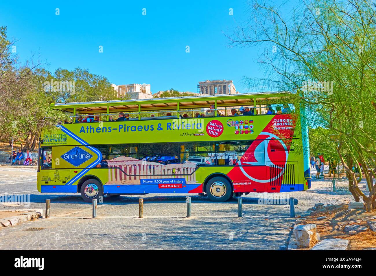 Athen, Griechenland - 21. September 2019: Gelber Hop-On-Hop-Off-Bus in der Nähe des Akropolis-Hügels in Athen Stockfoto