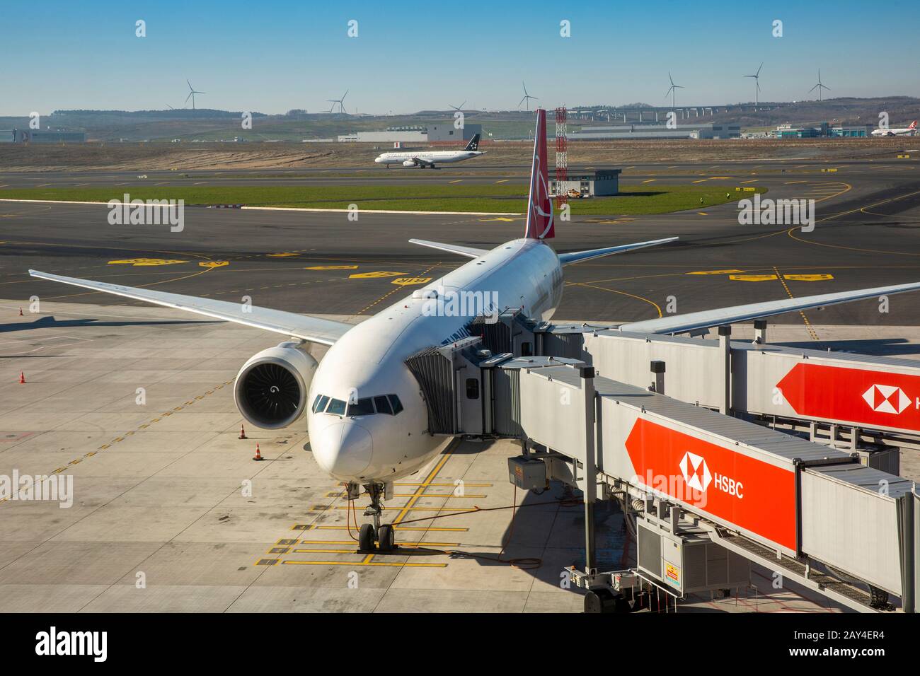 Türkei, Istanbul, Verkehr, Havalimanı, internationaler Flughafen, Luftfraß, Boeing 777 der Turkish Airlines auf dem Stand, mit zwei Flugbrücken für econom Stockfoto
