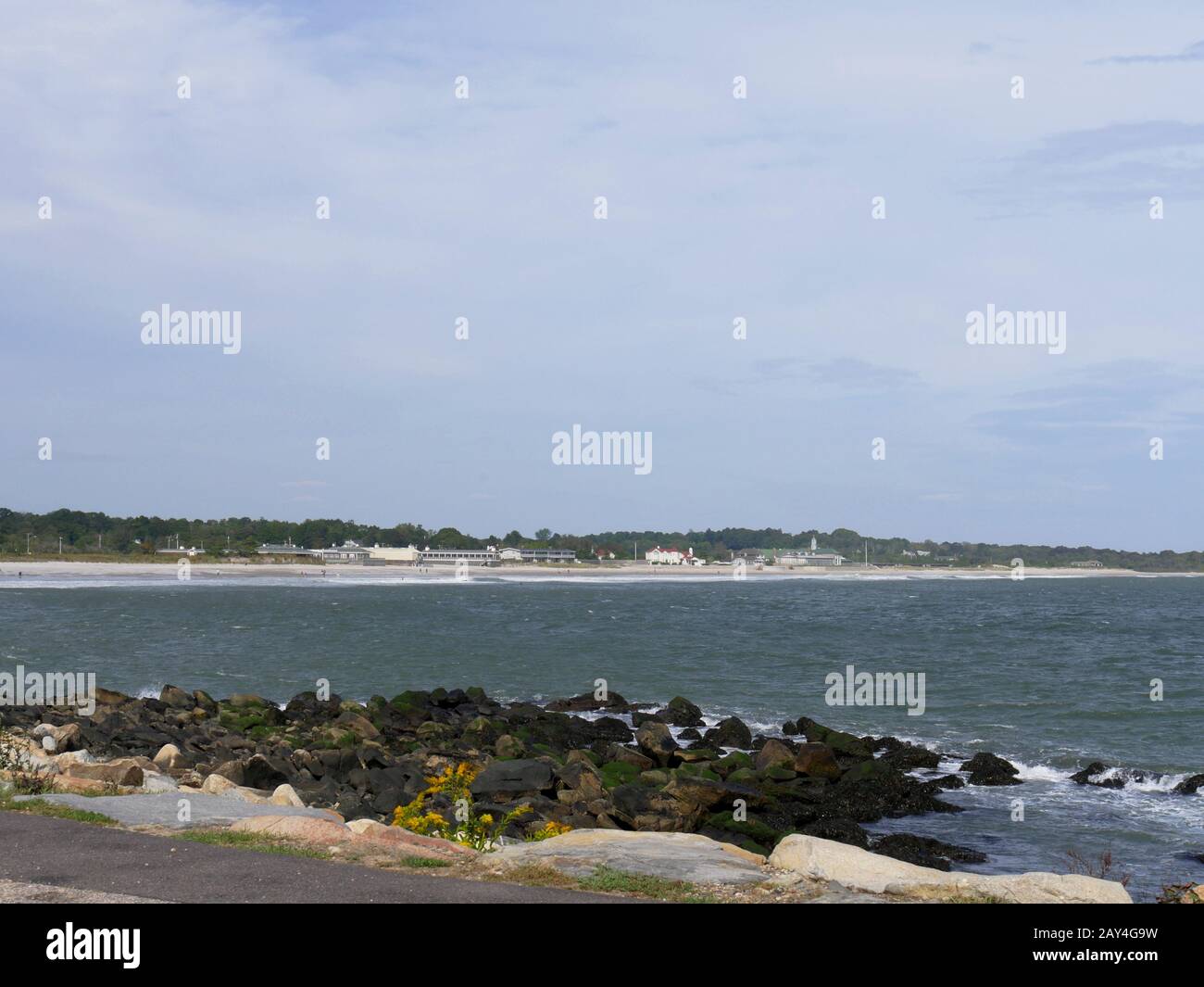 Narragansett, Rhode Island-September 2017: Weiter Blick auf die Narragansett-Bucht und den Narragansett Beach in der Ferne. Stockfoto