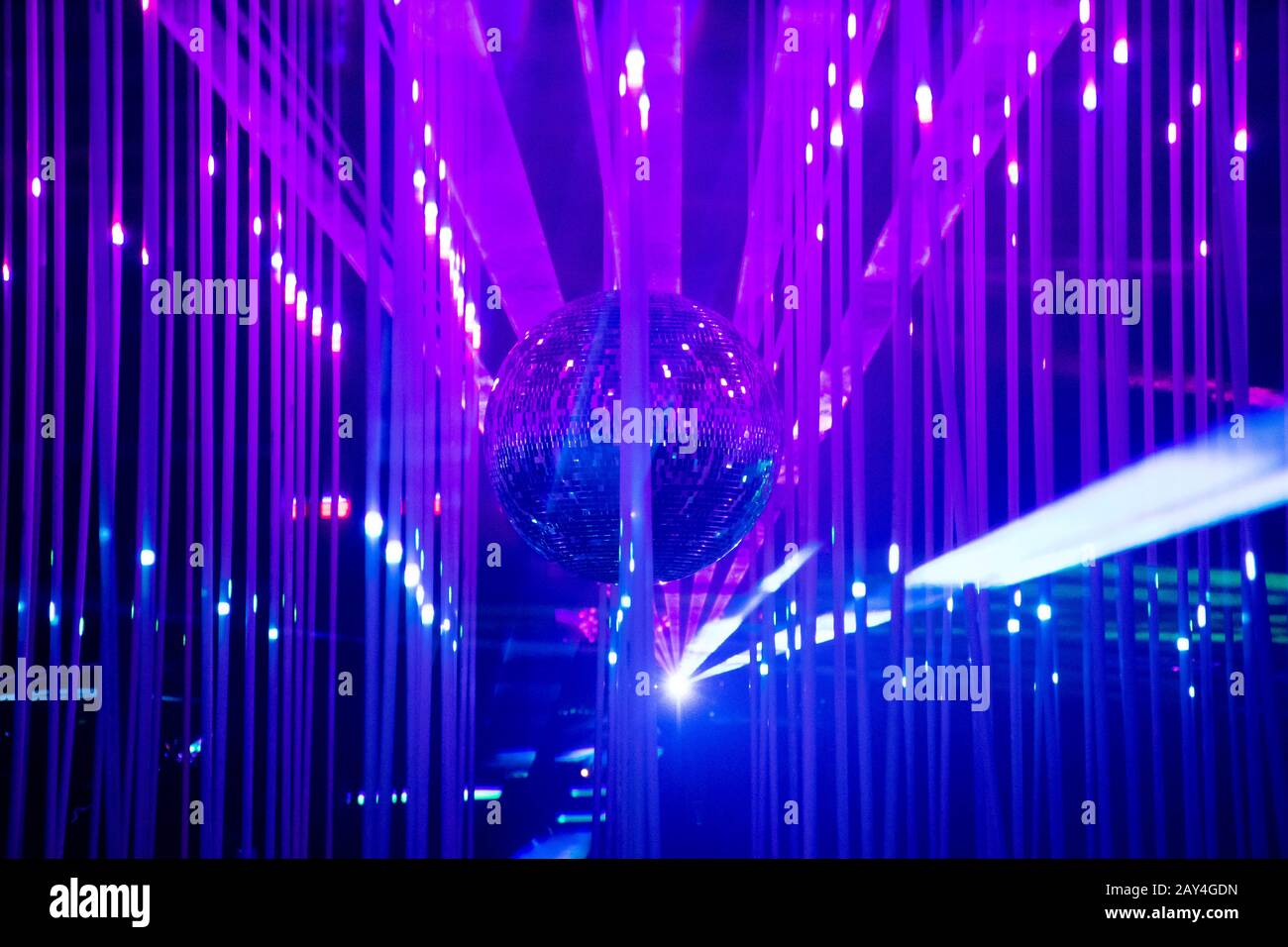 Tanzfläche Disco-Nacht mit einem Spiegelball Symbol für Spaß und Party in einem Nachtclub oder Tanzclub mit leuchtenden Bühnenlichtern und Reflexionen, blau Stockfoto