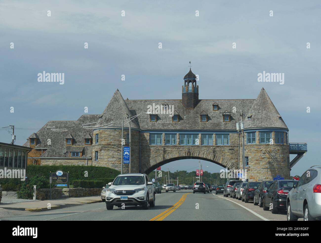 Narragansett, Rhode Island-September 2017: Geschäftige Tag mit Fahrzeugen geparkte Stoßstange an Stoßstange vor den Narragansett Towers. Stockfoto