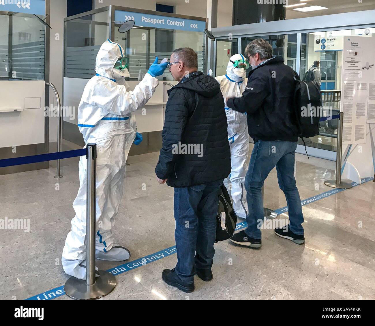 Triest, Italien. Februar 2020. Besucher, die von europäischen Flügen in Triest ankommen, müssen die Passkontrolle nicht passieren, aber sie erhalten jetzt einen Temperaturcheck beim Aussteigen, um die Ausbreitung von Coronavirus zu begrenzen. Kredit: Enrique Shore/Alamy Live News Stockfoto