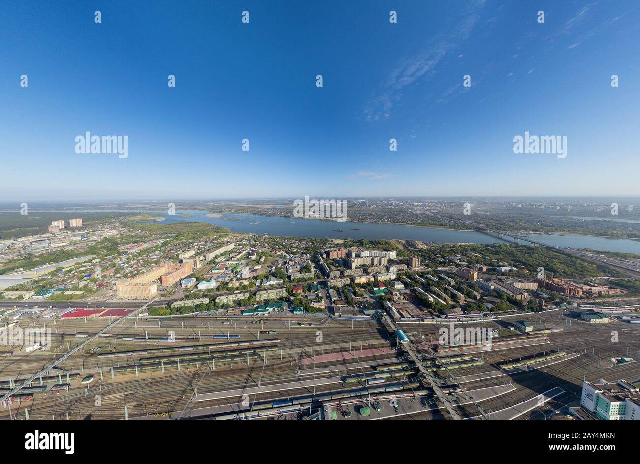 Aerial Stadtansicht mit Kreuzung, Straßen, Häuser, Gebäude, Parks, Parkplätzen, Brücken Stockfoto