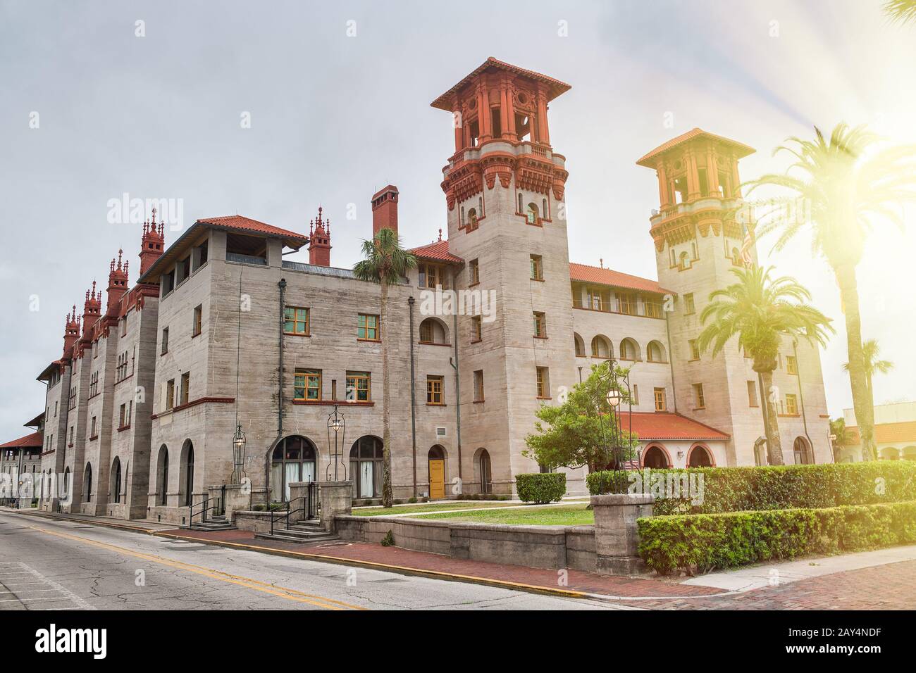 Schöne Aussicht von Flagler College Fassade bei Sonnenuntergang, St. Augustine, Florida - USA. Stockfoto